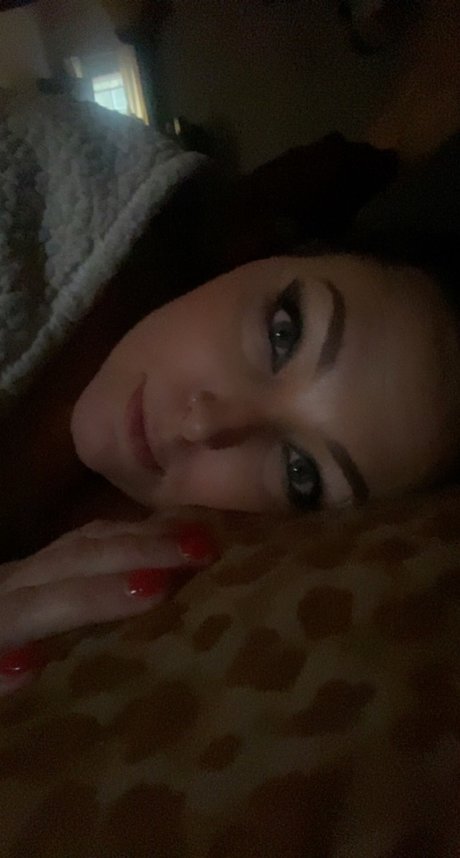 Naakte gelekte OnlyFans-foto van Mama Doone