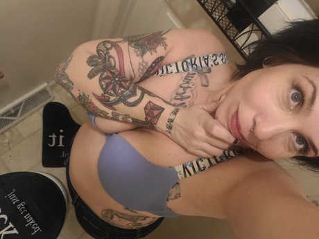 Naakte gelekte OnlyFans-foto van Makeamericadeadagain