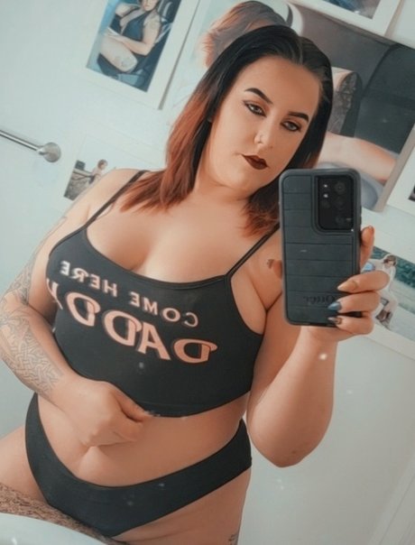 Naakte gelekte OnlyFans-foto van Maisy