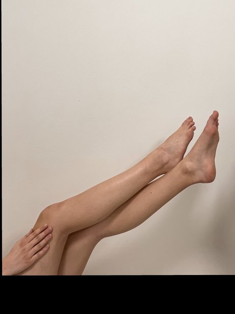 Naakte gelekte OnlyFans-foto van Sexy And Magical Feet Ampamp Legs