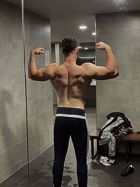 Naakte gelekte OnlyFans-foto van Malik