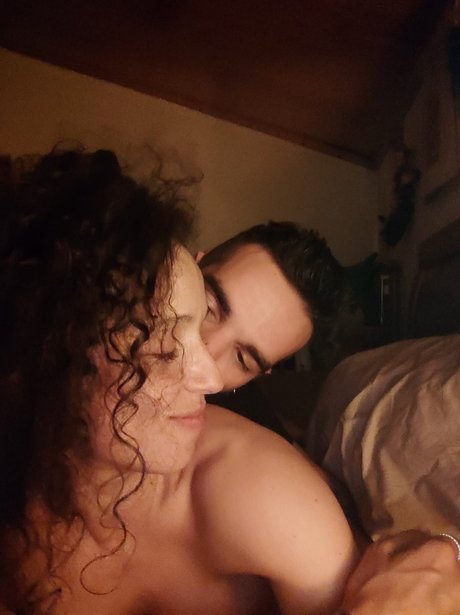 Naakte gelekte OnlyFans-foto van Jonnyampamppadequeen