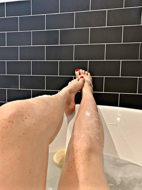 Naakte gelekte OnlyFans-foto van Maddy Louise