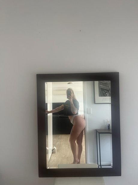 Naakte gelekte OnlyFans-foto van Maddi