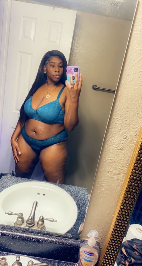 Naakte gelekte OnlyFans-foto van Melanin Queen 