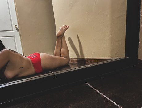 Naakte gelekte OnlyFans-foto van Mel