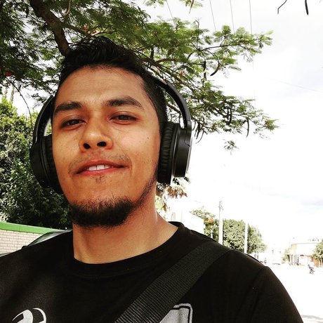 Naakte gelekte OnlyFans-foto van Mede Rowan