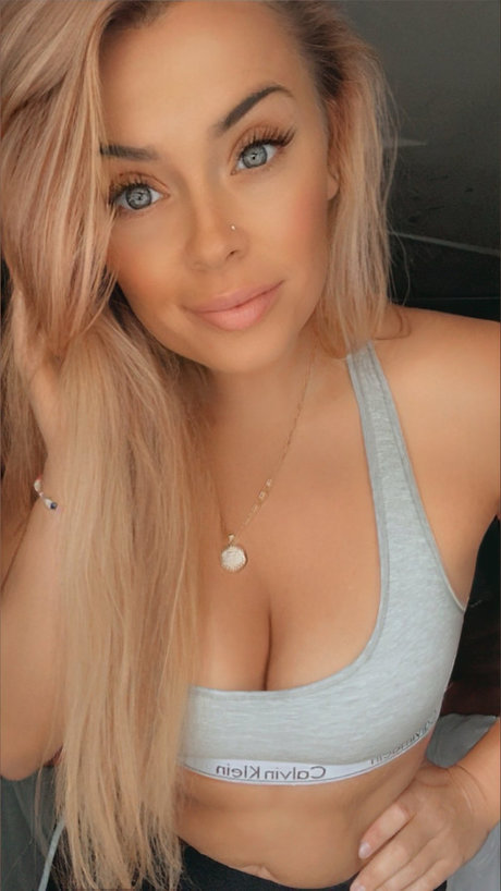 Naakte gelekte OnlyFans-foto van Mckenzie Paige