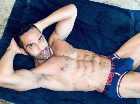 Naakte gelekte OnlyFans-foto van Maxxxeur