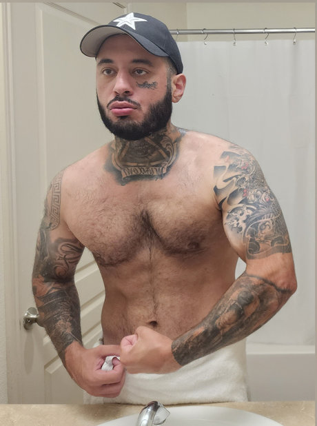Naakte gelekte OnlyFans-foto van Matt Simon Tv