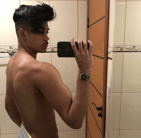 Naakte gelekte OnlyFans-foto van Matheus Gallis