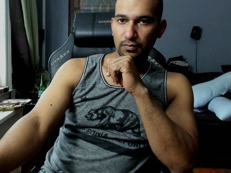 Naakte gelekte OnlyFans-foto van Fill The Wallet