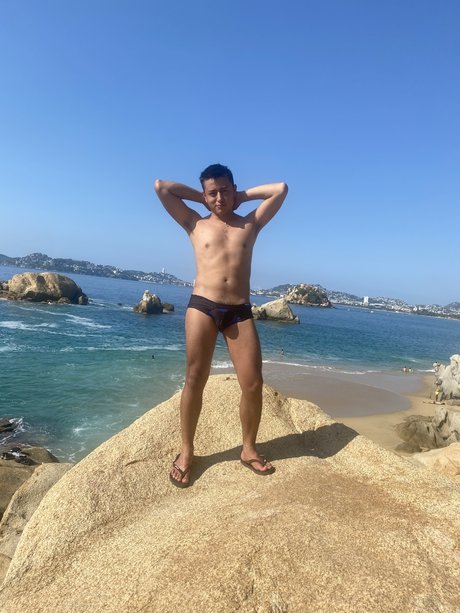 Naakte gelekte OnlyFans-foto van Luis Mrquez