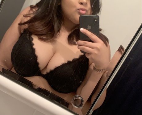 Naakte gelekte OnlyFans-foto van Diya