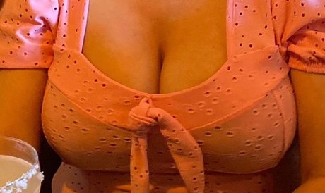 Naakte gelekte OnlyFans-foto van Minnie Kate 
