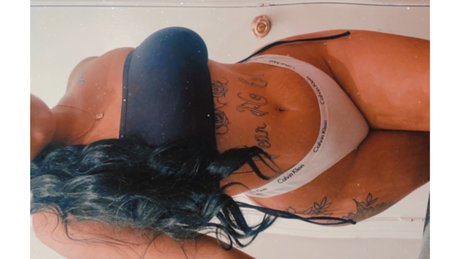 Naakte gelekte OnlyFans-foto van Megan Baby
