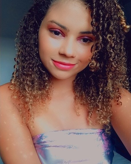 Naakte gelekte OnlyFans-foto van Mika Oliveira