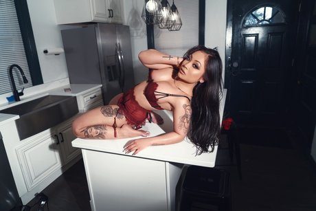 Naakte gelekte OnlyFans-foto van Mistymae