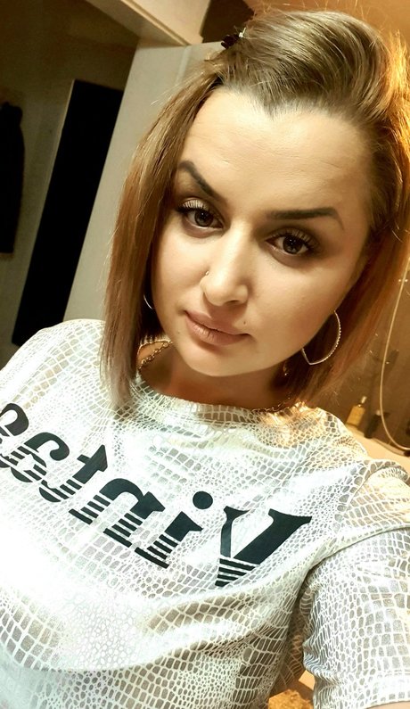 Naakte gelekte OnlyFans-foto van Mihaela Hott