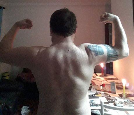 Naakte gelekte OnlyFans-foto van Mich Mercury