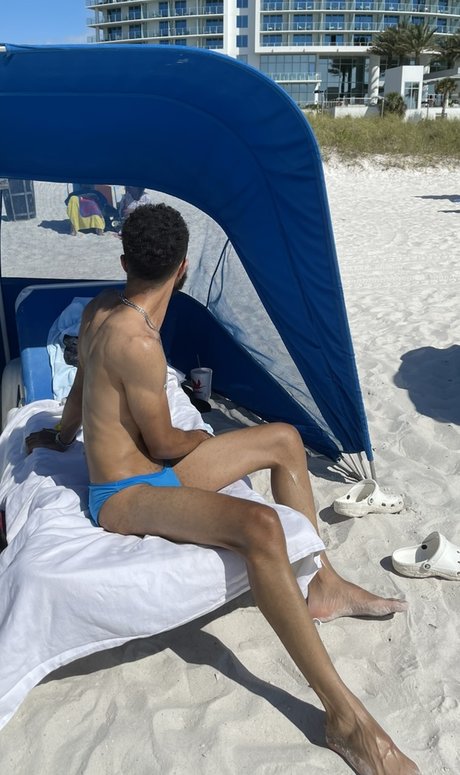 Naakte gelekte OnlyFans-foto van Micah Snow