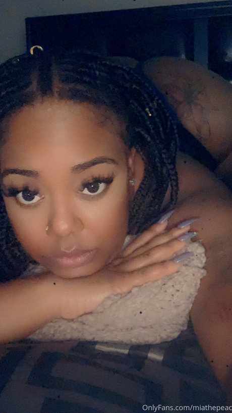 Naakte gelekte OnlyFans-foto van Mia