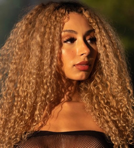 Naakte gelekte OnlyFans-foto van Mia Sorety