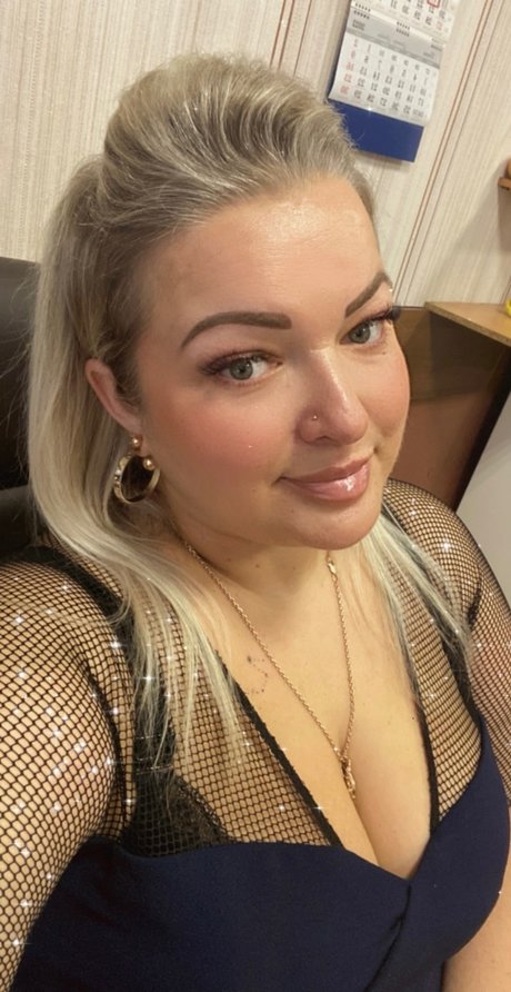 Naakte gelekte OnlyFans-foto van Mia Martin