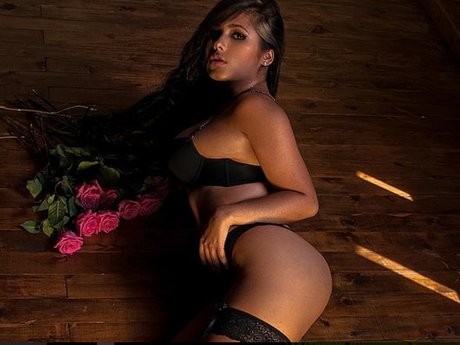 Naakte gelekte OnlyFans-foto van Mharia Angel