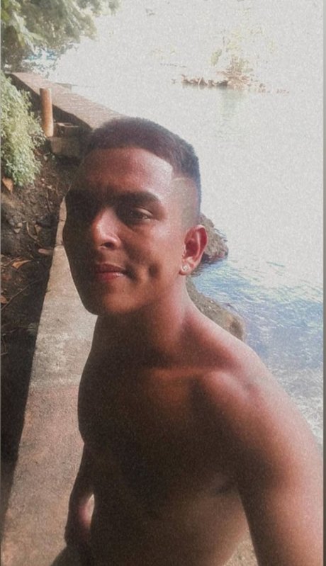 Naakte gelekte OnlyFans-foto van Mateo Florez