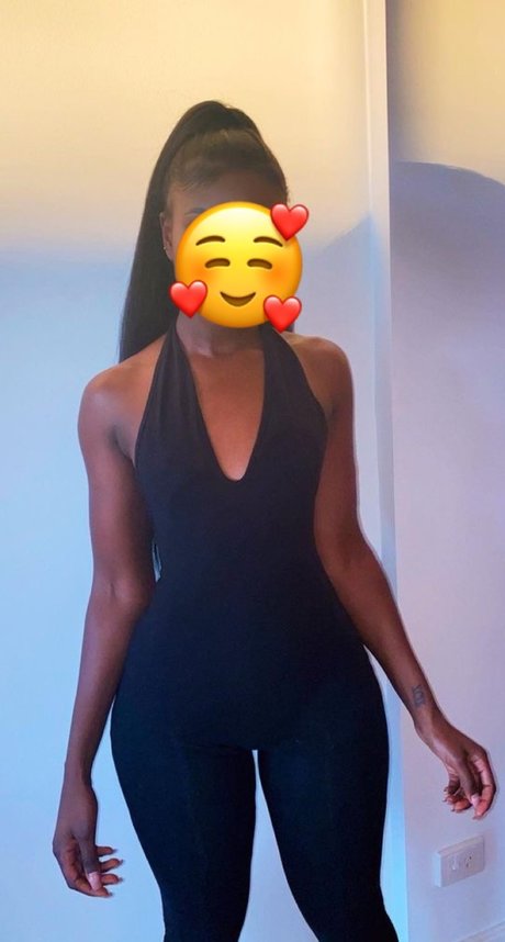 Naakte gelekte OnlyFans-foto van Mey Milan