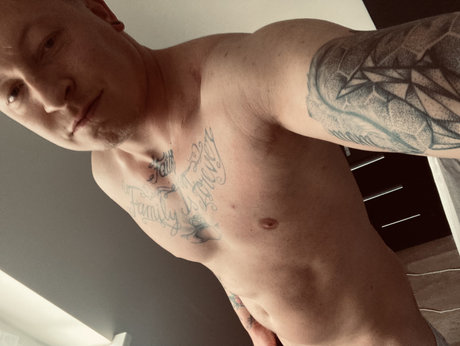 Naakte gelekte OnlyFans-foto van Arne