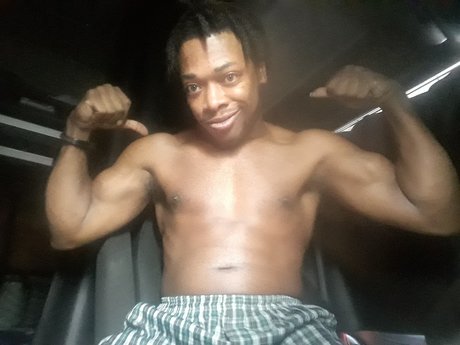 Naakte gelekte OnlyFans-foto van Money