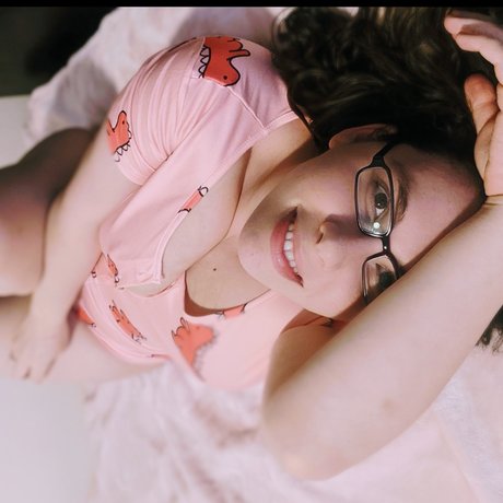 Naakte gelekte OnlyFans-foto van Momnextdoorvip