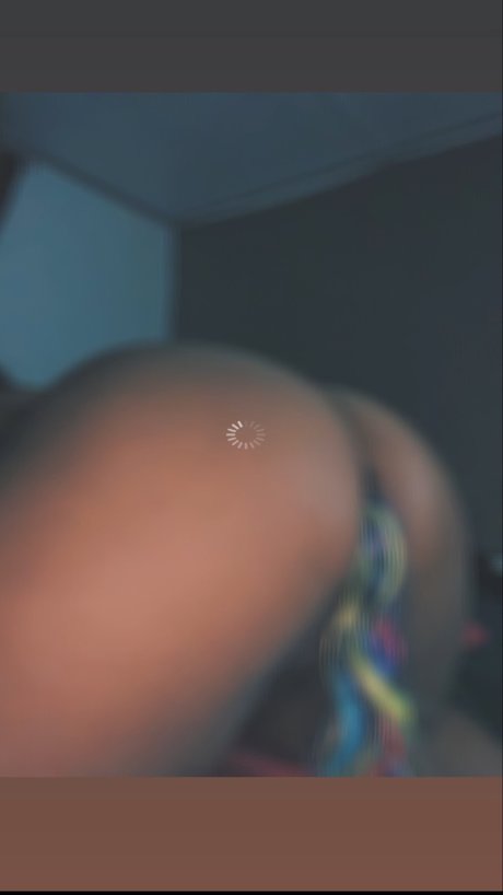 Naakte gelekte OnlyFans-foto van Mommima