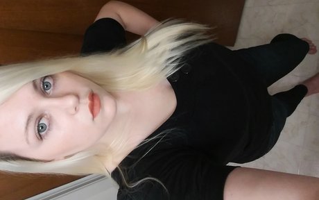 Naakte gelekte OnlyFans-foto van Mochii Amara