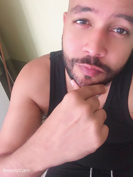 Naakte gelekte OnlyFans-foto van Xxx Triniboy
