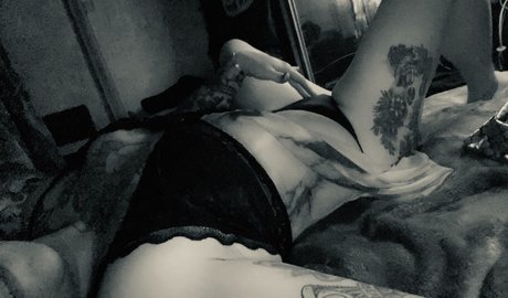 Naakte gelekte OnlyFans-foto van Mixie
