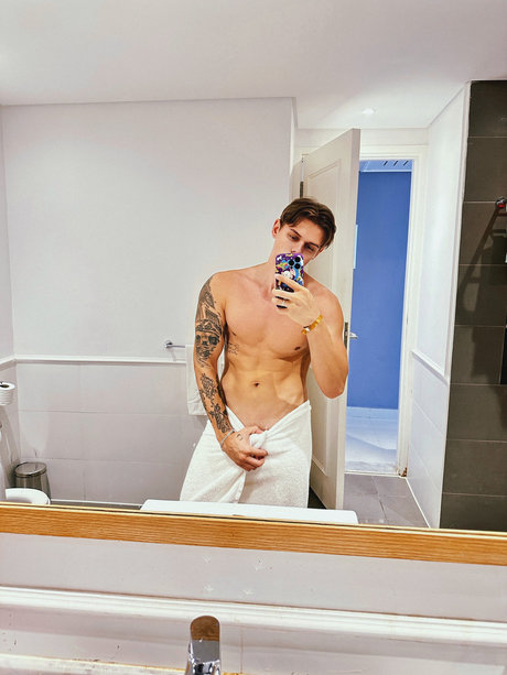 Naakte gelekte OnlyFans-foto van   