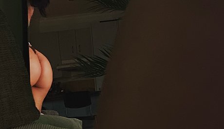 Naakte gelekte OnlyFans-foto van Danni Min