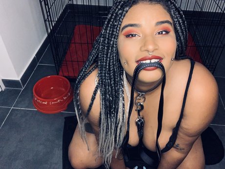 Naakte gelekte OnlyFans-foto van Miss Estigia Dirty Slut