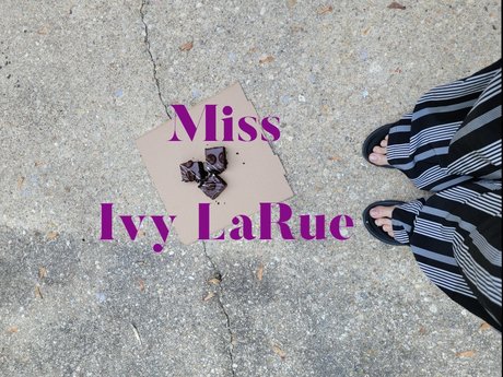 Naakte gelekte OnlyFans-foto van Ivy Larue