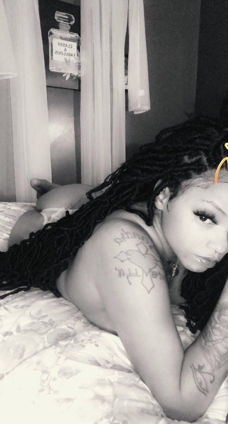 Naakte gelekte OnlyFans-foto van Naomi Good