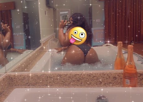 Naakte gelekte OnlyFans-foto van Mzmama