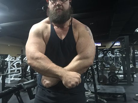 Naakte gelekte OnlyFans-foto van Muscle Warlock