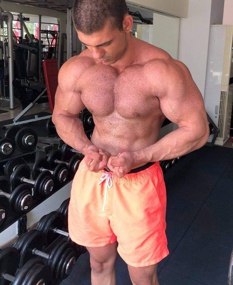 Naakte gelekte OnlyFans-foto van Muscledominationfullvids