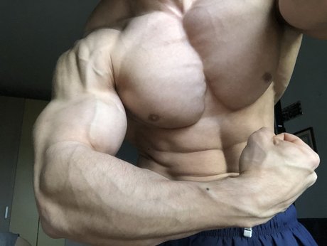 Naakte gelekte OnlyFans-foto van Muscleboybg