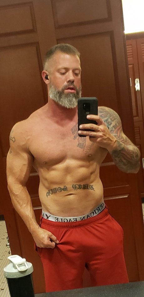 Naakte gelekte OnlyFans-foto van Muscledad84