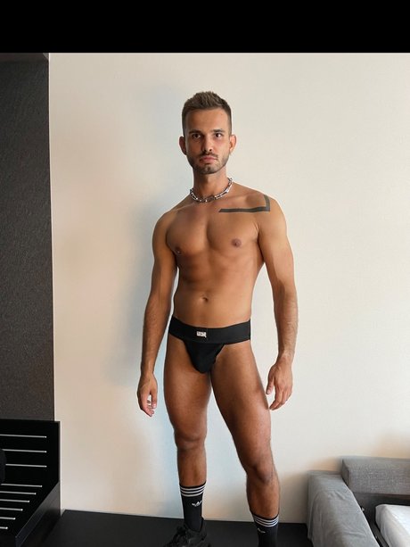 Naakte gelekte OnlyFans-foto van Muhomorovy
