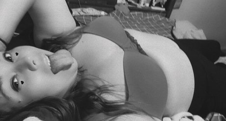 Naakte gelekte OnlyFans-foto van Katie